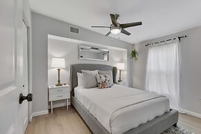 Stunning Haus With Hot Tub, Grill & Fire Pit!