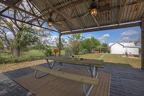 Stunning Haus With Hot Tub, Grill & Fire Pit!