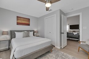 Stunning Haus With Hot Tub, Grill & Fire Pit!