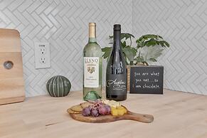 Stunning Haus With Hot Tub, Grill & Fire Pit!