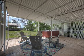 Stunning Haus With Hot Tub, Grill & Fire Pit!