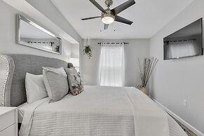 Stunning Haus With Hot Tub, Grill & Fire Pit!