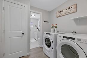 Stunning Haus With Hot Tub, Grill & Fire Pit!