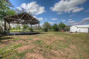 Stunning Haus With Hot Tub, Grill & Fire Pit!