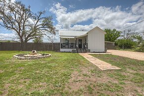 Stunning Haus With Hot Tub, Grill & Fire Pit!