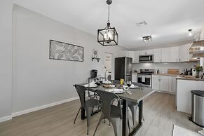 Stunning Haus With Hot Tub, Grill & Fire Pit!