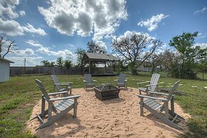 Stunning Haus With Hot Tub, Grill & Fire Pit!