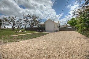 Stunning Haus With Hot Tub, Grill & Fire Pit!