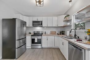 Stunning Haus With Hot Tub, Grill & Fire Pit!