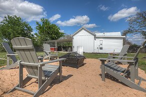 Stunning Haus With Hot Tub, Grill & Fire Pit!