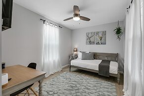 Stunning Haus With Hot Tub, Grill & Fire Pit!