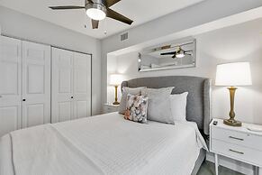 Stunning Haus With Hot Tub, Grill & Fire Pit!