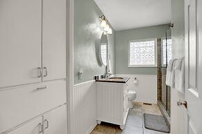 Gorgeous Bluebonnet House With Deck and Fire Pit