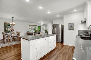 Gorgeous Bluebonnet House With Deck and Fire Pit