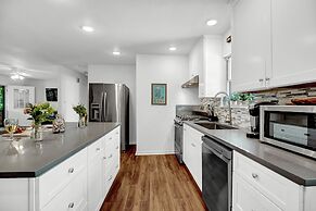 Gorgeous Bluebonnet House With Deck and Fire Pit