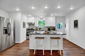 Gorgeous Bluebonnet House With Deck and Fire Pit