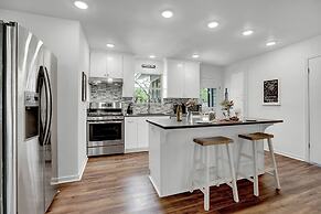 Gorgeous Bluebonnet House With Deck and Fire Pit