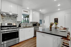 Gorgeous Bluebonnet House With Deck and Fire Pit