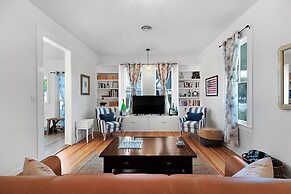 Stunning Home With Hot Tub & Grill Just 2 Blks From Main St!