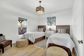 New! Luxurious Home With Wine Cellar & Firepit!