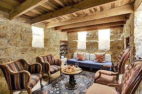 New! Luxurious Home With Wine Cellar & Firepit!