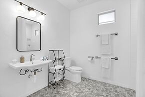 New! Luxurious Home With Wine Cellar & Firepit!