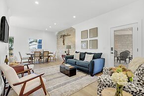 New! Luxurious Home With Wine Cellar & Firepit!