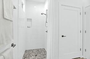 New! Luxurious Home With Wine Cellar & Firepit!