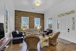 New! Luxurious Home With Wine Cellar & Firepit!