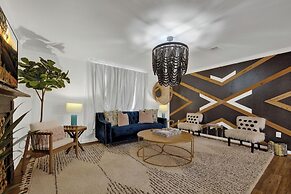 Poplar Place Mod With Hot Tub - 1 mi to Main Street