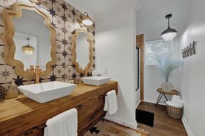 Poplar Place Mod With Hot Tub - 1 mi to Main Street