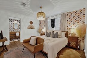 Poplar Place Mod With Hot Tub - 1 mi to Main Street