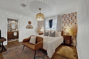 Poplar Place Mod With Hot Tub - 1 mi to Main Street