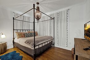 Poplar Place Mod With Hot Tub - 1 mi to Main Street