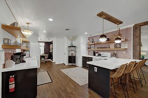 Poplar Place Mod With Hot Tub - 1 mi to Main Street