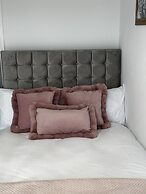 Luxurious two Bedrooms Apartment Slough