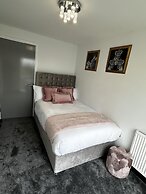 Luxurious two Bedrooms Apartment Slough