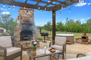 Luxury Home With Fire Pit & Hill Country Views