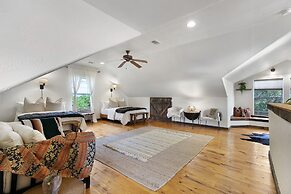 Luxury Home With Fire Pit & Hill Country Views