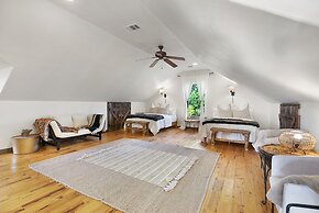 Luxury Home With Fire Pit & Hill Country Views