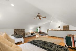 Luxury Home With Fire Pit & Hill Country Views