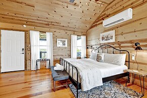 Rocky Ridge Cedar Cabin With Hot Tub & Amazing Views