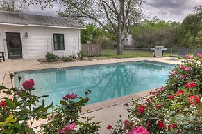 Schubert Inn Cottage - Pool - Walk to Main St