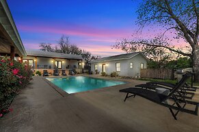 Schubert Inn Cottage - Pool - Walk to Main St