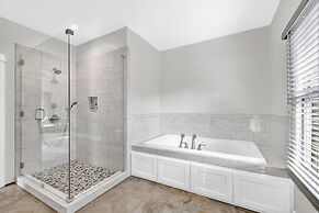 Schubert Inn Cottage - Pool - Walk to Main St