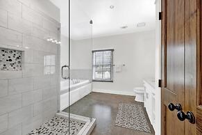 Schubert Inn Cottage - Pool - Walk to Main St