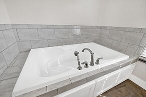 Schubert Inn Cottage - Pool - Walk to Main St