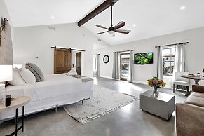 Schubert Inn Cottage - Pool - Walk to Main St