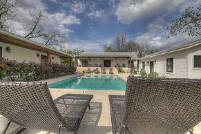 Schubert Inn Cottage - Pool - Walk to Main St