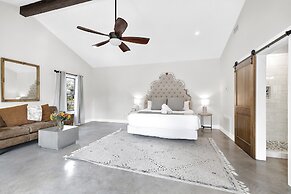 Schubert Inn Cottage - Pool - Walk to Main St